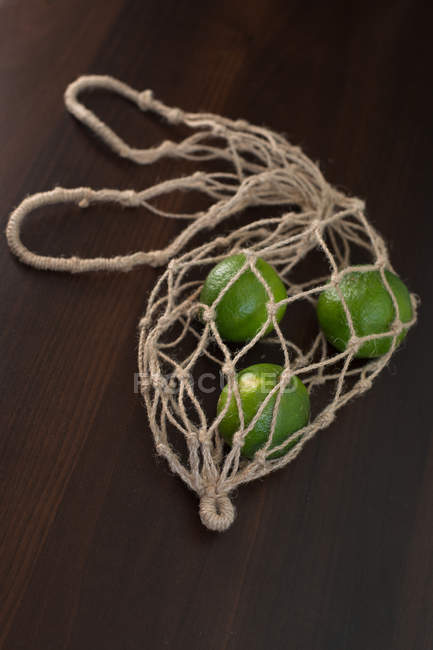 Vista da vicino di Three Limes in una maglia — Foto stock