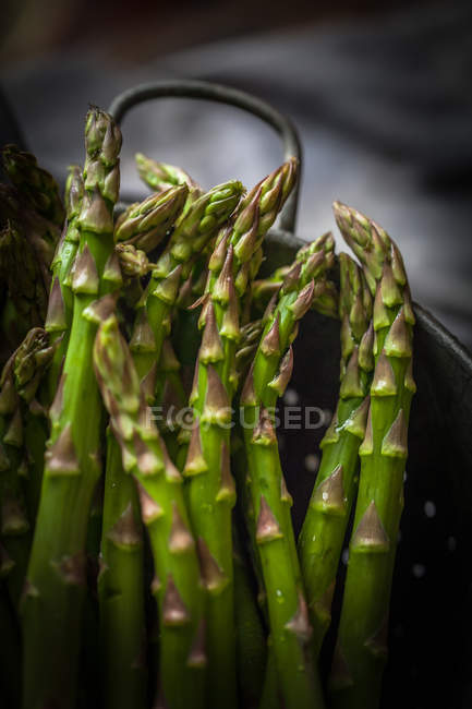 Primo piano vista di asparagi in un colabrodo in un lavandino — Foto stock