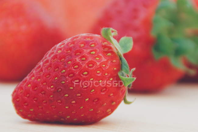 Strawberries on a chopping board, closeup view — Stock Photo