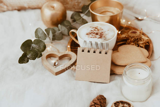 Vassoio con caffè e biscotti su un letto, vista da vicino — Foto stock