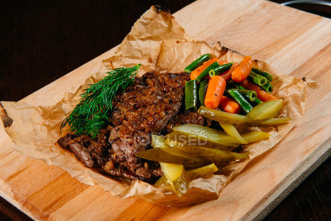 Beef en papillote with gherkins, beans and carrots — Stock Photo