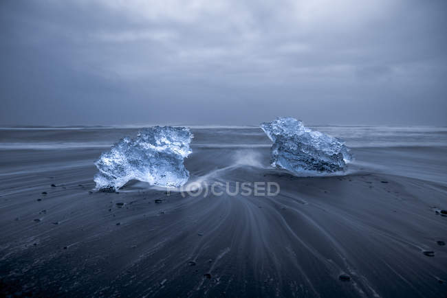 Vista panorámica de Hielo en la playa, Islandia - foto de stock