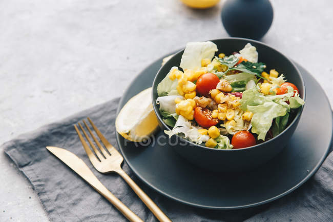 Closeup view, black bowl of fresh tasty salad salad — Stock Photo