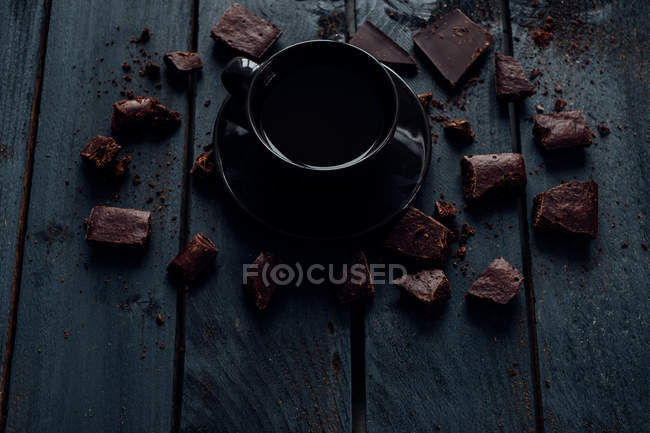 Чашка кофе с темным шоколадом, вид крупным планом — стоковое фото