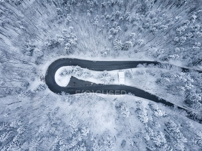 Vue aérienne d'une route traversant un paysage hivernal, Gaisberg, Salzbourg, Autriche — Photo de stock