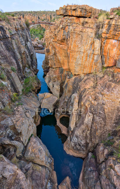 Vista panorámica del puente sobre los baches de la suerte de Bourke, Mpumalanga, Sudáfrica - foto de stock