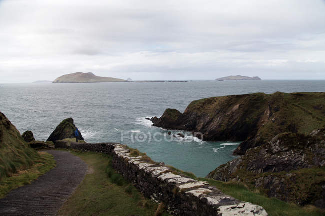 Vue panoramique sur le paysage côtier, Irlande — Photo de stock