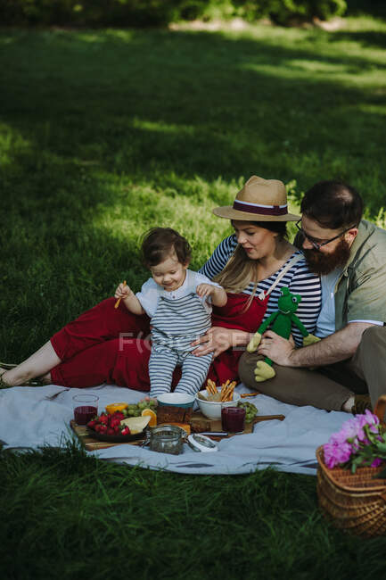 Family with one child having a picnic — Stock Photo