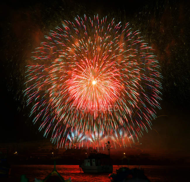 Vista panoramica di bellissimi fuochi d'artificio una notte, malta — Foto stock