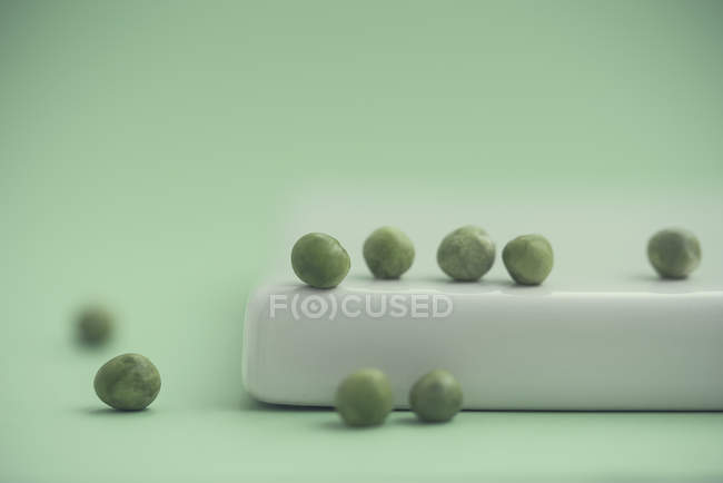 Nahaufnahme von grünen Erbsen auf einem Teller — Stockfoto