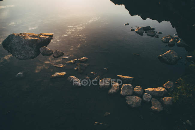 Primo piano vista delle pietre in un lago — Foto stock