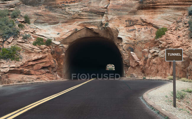 Estrada através de um túnel em uma floresta nacional, Utah, América, EUA — Fotografia de Stock