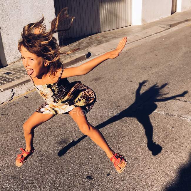 Mädchen springt auf die Straße — Stockfoto