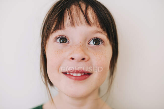 Портрет усміхненої дівчини — стокове фото