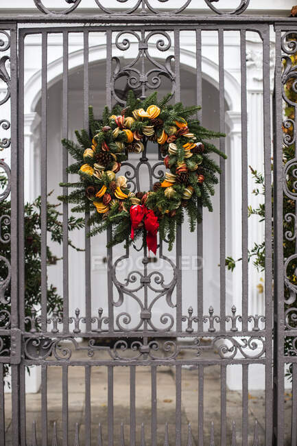 Wreath attached to a gate, London, England, Reino Unido - foto de stock