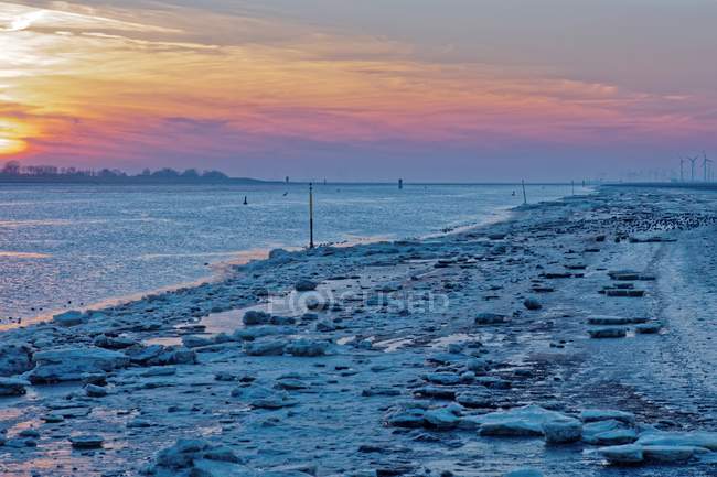 Ice on banks of the river Ems, East Frisia, Lower Saxony, Germany — Stock Photo
