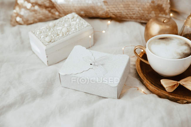 Nahaufnahme von Kaffee auf einem Tablett mit einer Geschenkbox — Stockfoto