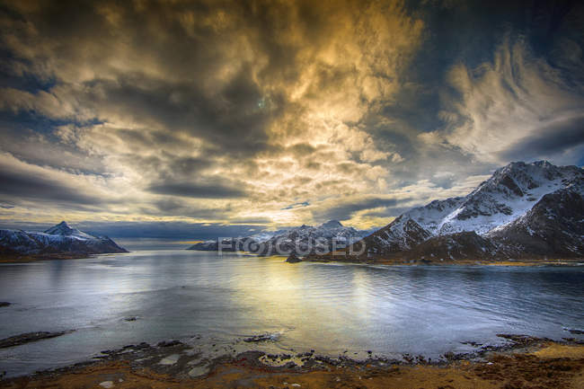 Vista panoramica sul paesaggio montano, Napp, Flakstad, Nordland, Norvegia — Foto stock
