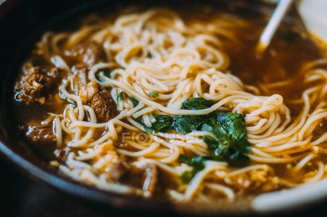 Close-up view of noodles and beef broth — Stock Photo
