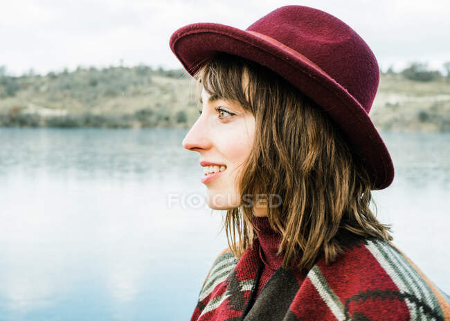 Портрет жінки, що стоїть біля озера — стокове фото