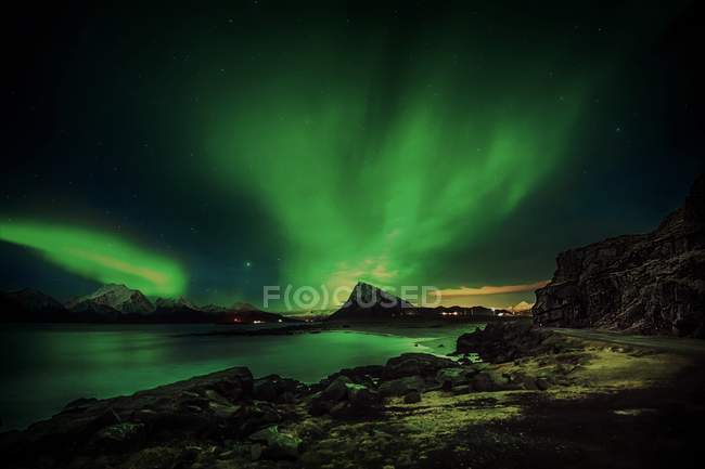 Мальовничим видом з Північним сяйвом, прибуття, Nordland, Норвегія — стокове фото