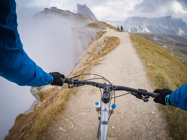 Tres personas Bicicleta de Montaña en los Dolomitas, Val Gardena, Tirol del Sur, Italia - foto de stock
