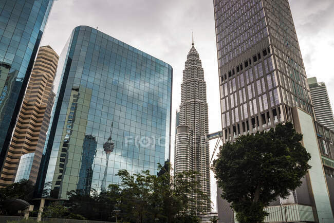 Vue sur les gratte-ciel modernes de la ville. — Photo de stock
