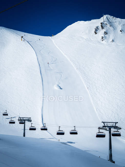 Resort de inverno, esquiadores esqui descendo pista de esqui, elevador de esqui — Fotografia de Stock