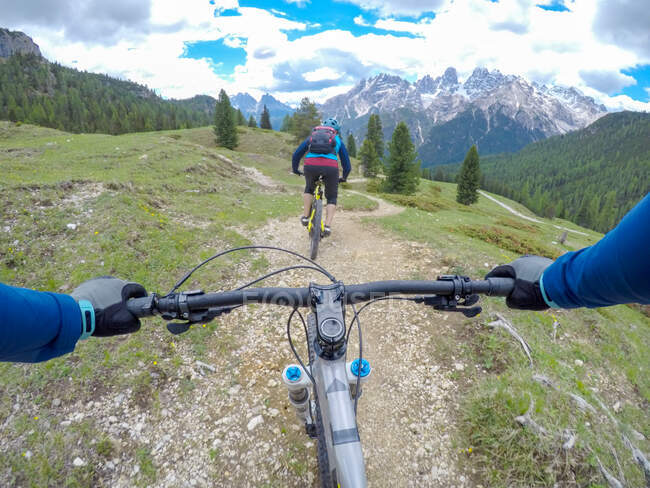 Due uomini in mountain bike nelle Dolomiti, Brunico, Alto Adige, Italia — Foto stock
