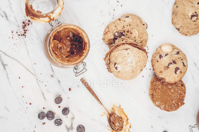 Chocolate chip cookie sandwich with toffee — Stock Photo