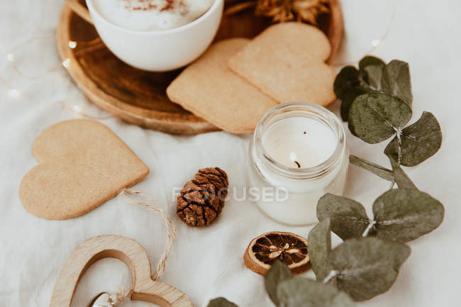Кофе, печенье и свеча на кровати — стоковое фото