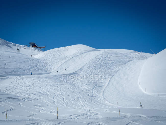 Esquiadores esquiando por la pista de esquí, Tirol, Austria - foto de stock