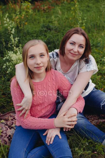 Retrato de una madre y una hija abrazándose - foto de stock