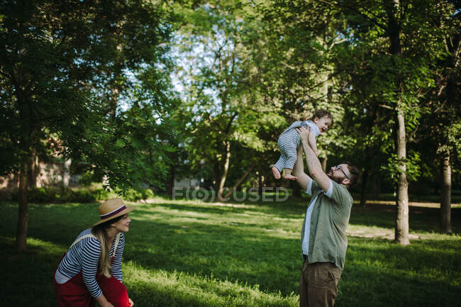 Mère et père s'amusent avec leur fils dans le parc — Photo de stock