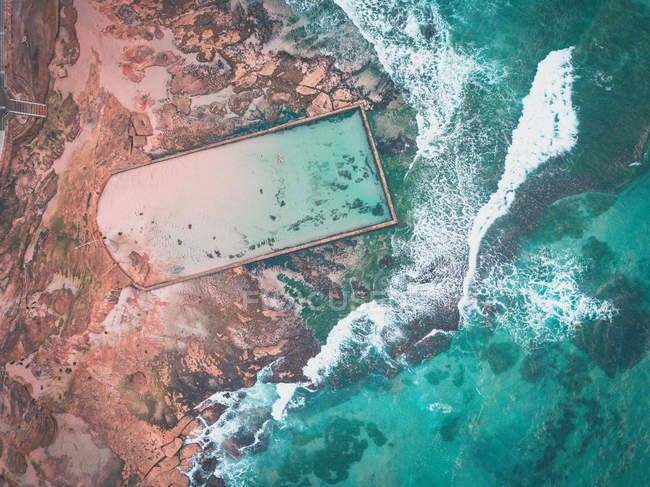 Vista panorámica de Cronulla Beach rock pool, Nueva Gales del Sur, Australia - foto de stock