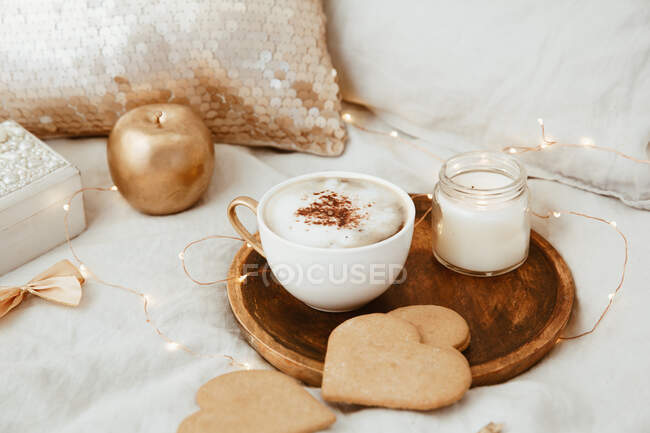 Coffee and heart shaped cookies — Stock Photo