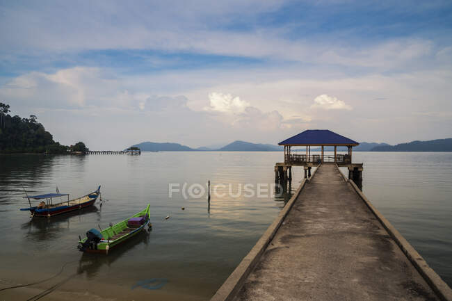 Ferry jetty, Teluk Dalam beach, Pangkor Island, Perak, Malásia — Fotografia de Stock