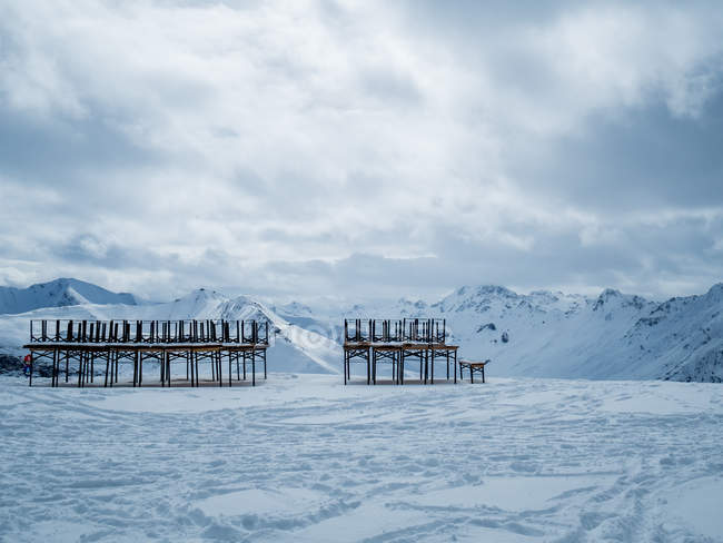 Cadeiras e mesas empilhadas na neve, Ischgl, Landeck, Tirol, Áustria — Fotografia de Stock
