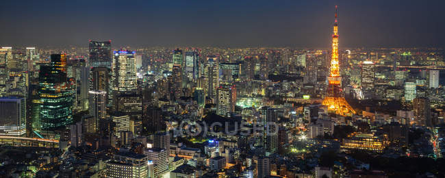 Vista aérea de tokyo en paisaje urbano nocturno, Japón - foto de stock