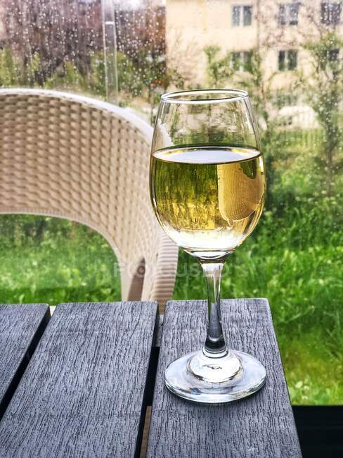 Стакан белого вина на деревянном столе — стоковое фото