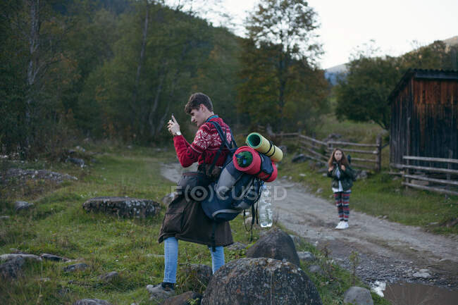 Zwei Backpacker beim Fotografieren, Ukraine — Stockfoto