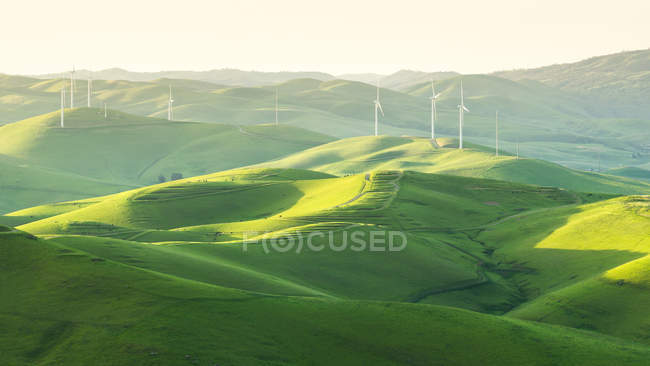 Turbinas eólicas em paisagem rolante, Califórnia, América, EUA — Fotografia de Stock