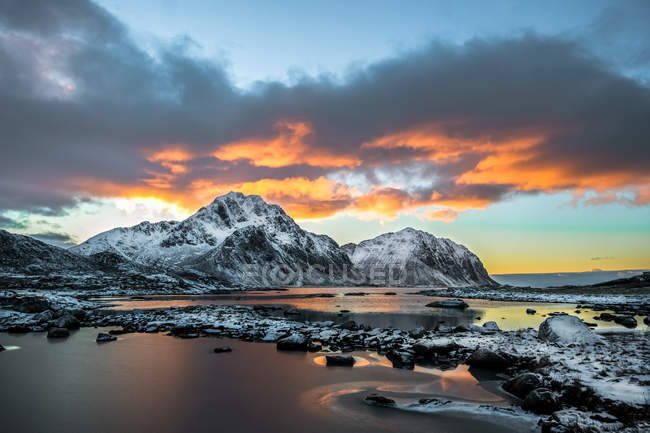 Мальовничий вид на гірський краєвид, Vestvagoy, прибуття, Nordland, Норвегія — стокове фото