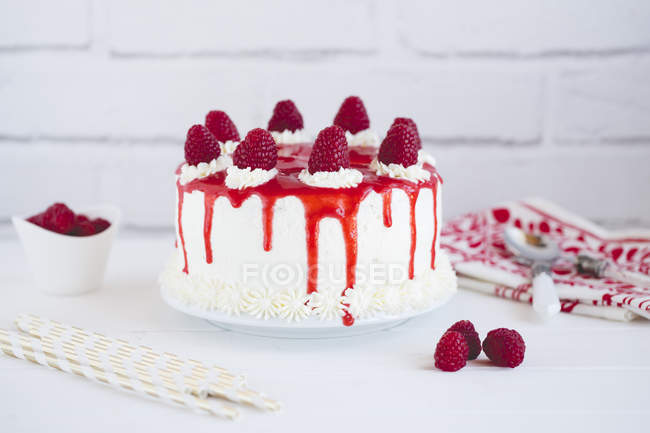 Губний торт з малиною, вершки з малиновими кулісами — стокове фото