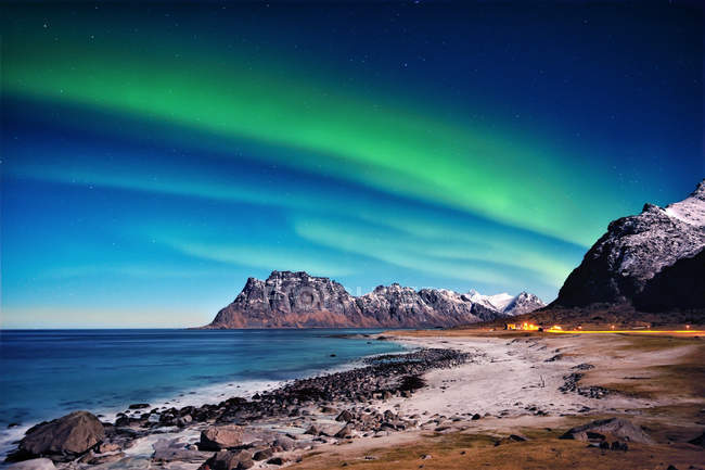 Vue panoramique sur les aurores boréales sur la plage, Utakleiv, Nordland, Lofoten, Norvège — Photo de stock