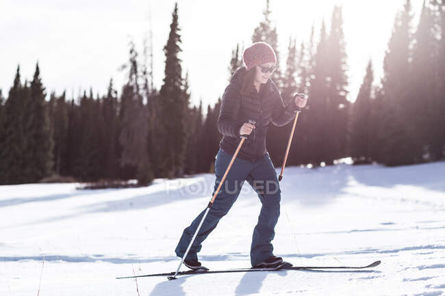 Woman cross country skiing, Colorado, America, USA — Stock Photo