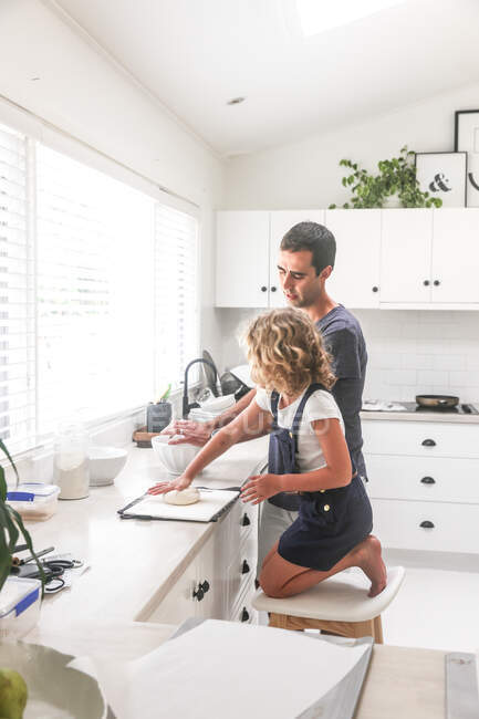Pai cozinhar pizza com sua filha — Fotografia de Stock
