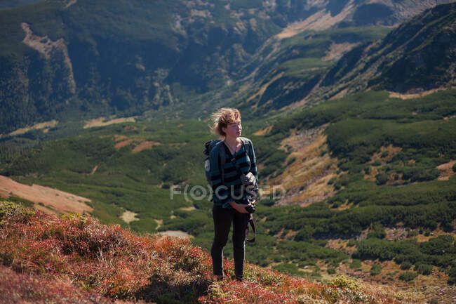 Woman standing on mountain slope looking at view, Ukraine — Stock Photo