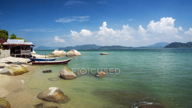 Barcos de pesca en la playa, Pangkor Island, Perak, Malasia - foto de stock