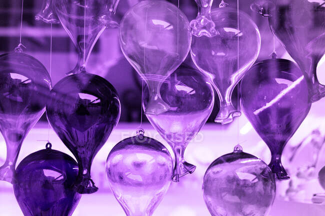 Vista de cierre de las luces de vidrio púrpura - foto de stock